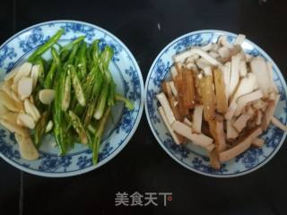 尖椒炒卤豆干的做法步骤：2