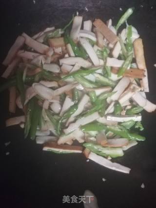 尖椒炒卤豆干的做法步骤：4