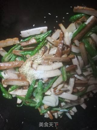 尖椒炒卤豆干的做法步骤：5