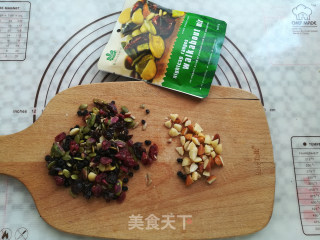 肉松果仁月饼的做法步骤：7