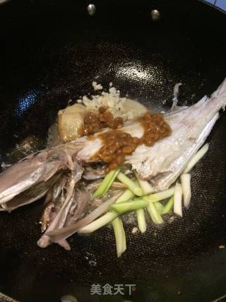 黄豆酱焖迪仔鱼的做法步骤：4