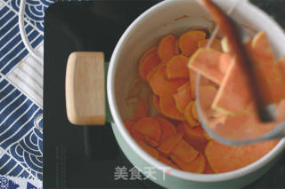一碗根本不够的红薯浓汤的做法步骤：5