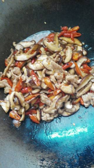 香菇炒肉的做法步骤：6