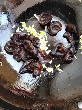 黑木耳荷兰豆炒鸡蛋的做法步骤：7