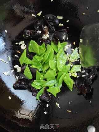 黑木耳荷兰豆炒鸡蛋的做法步骤：8