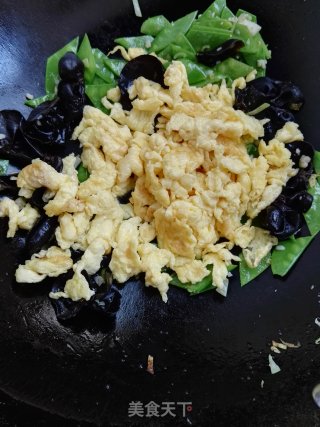 黑木耳荷兰豆炒鸡蛋的做法步骤：9