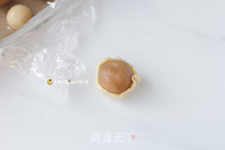 广式莲蓉蛋黄月饼的做法步骤：11