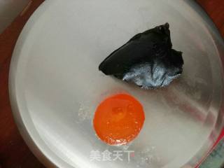 黑芝麻蛋黄月饼的做法步骤：7