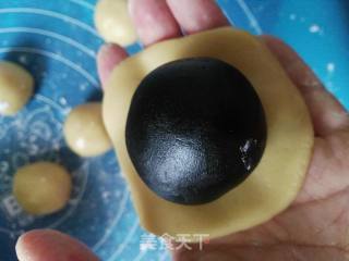 黑芝麻蛋黄月饼的做法步骤：10
