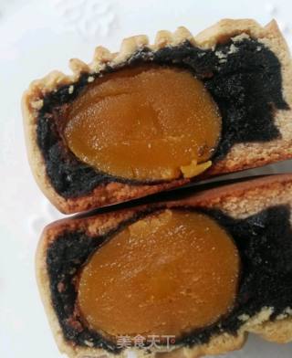 黑芝麻蛋黄月饼的做法步骤：21