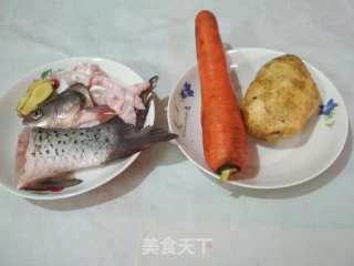 红萝卜鲩鱼汤的做法步骤：1