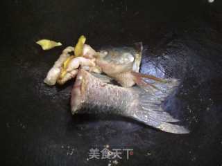 红萝卜鲩鱼汤的做法步骤：6