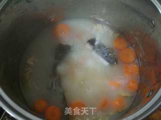 红萝卜鲩鱼汤的做法步骤：11
