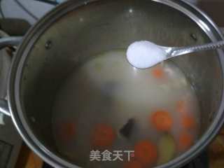 红萝卜鲩鱼汤的做法步骤：12
