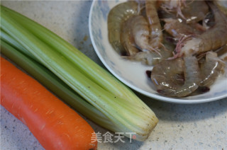 葱油灼时蔬虾的做法步骤：1