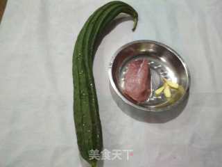 丝瓜肉片汤的做法步骤：1