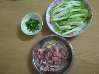 丝瓜肉片汤的做法步骤：2