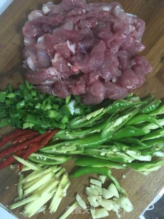 辣椒小炒肉的做法步骤：2