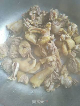 茶树菇炖土鸡的做法步骤：1