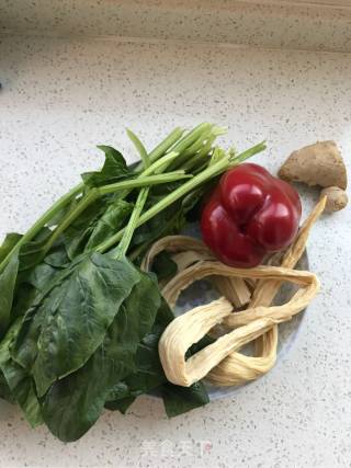 菠菜腐竹的做法步骤：1
