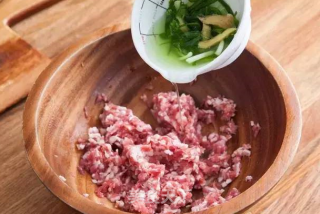 油豆腐肉丸粉丝汤的做法步骤：2