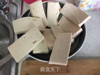 家常烧豆腐的做法步骤：1