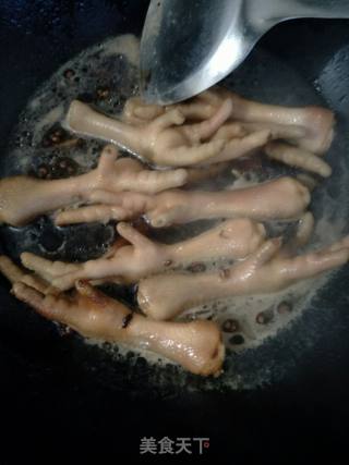 一锅出俩菜:红烧鸡爪豆腐的做法步骤：5