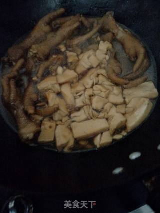 一锅出俩菜:红烧鸡爪豆腐的做法步骤：8