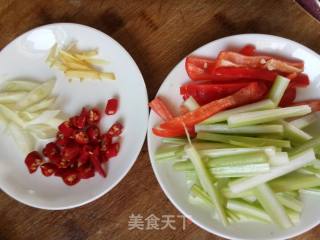 腐竹炒鸡肉的做法步骤：1