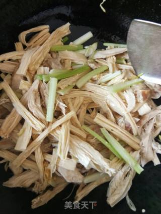 腐竹炒鸡肉的做法步骤：5