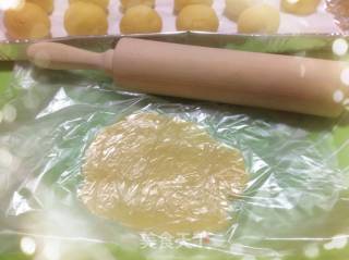奶黄流沙月饼的做法步骤：32
