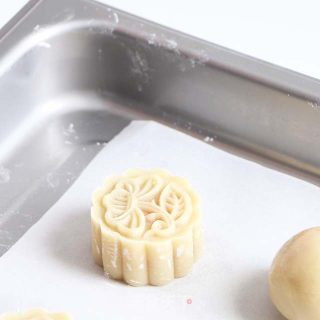 中秋传统佳品——蛋黄莲蓉月饼的做法步骤：13