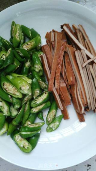 青椒酱干炒肉的做法步骤：1