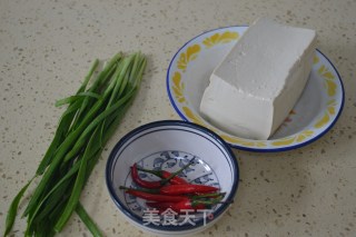 韭菜焖豆腐的做法步骤：1