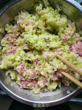 卷心鲜肉水饺的做法步骤：1