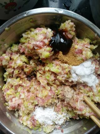 卷心鲜肉水饺的做法步骤：2