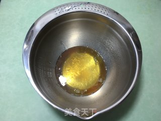 莲蓉咸蛋黄馅月饼的做法步骤：2