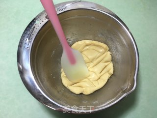 莲蓉咸蛋黄馅月饼的做法步骤：5