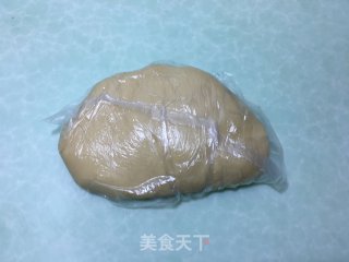 莲蓉咸蛋黄馅月饼的做法步骤：6