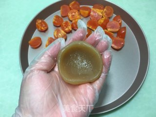 莲蓉咸蛋黄馅月饼的做法步骤：8
