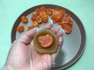 莲蓉咸蛋黄馅月饼的做法步骤：9