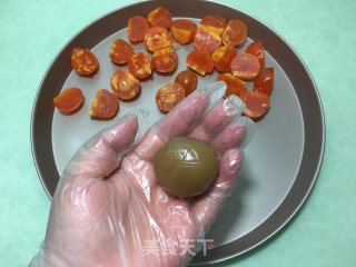 莲蓉咸蛋黄馅月饼的做法步骤：10