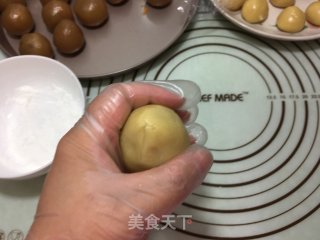 莲蓉咸蛋黄馅月饼的做法步骤：15