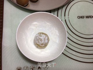 莲蓉咸蛋黄馅月饼的做法步骤：16