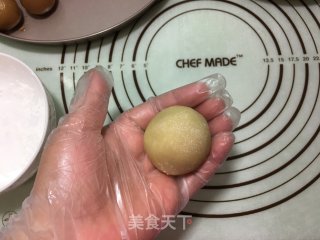 莲蓉咸蛋黄馅月饼的做法步骤：17