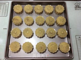 莲蓉咸蛋黄馅月饼的做法步骤：20