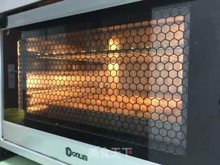 莲蓉咸蛋黄馅月饼的做法步骤：22