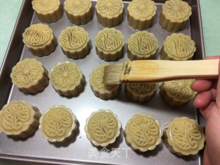 莲蓉咸蛋黄馅月饼的做法步骤：23