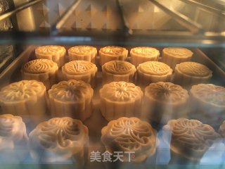 莲蓉咸蛋黄馅月饼的做法步骤：24