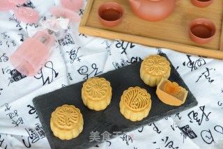 莲蓉咸蛋黄馅月饼的做法步骤：26